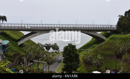 Lima, Peru - November 2., 2017: Blick auf die Villena Brücke im Stadtteil Miraflores in Lima, Peru Stockfoto