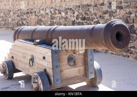 Alte Canon im Kriege als Waffe eingesetzt. Schwere und starke Waffe durch eine starke militärische Kräfte durchgeführt. Stockfoto