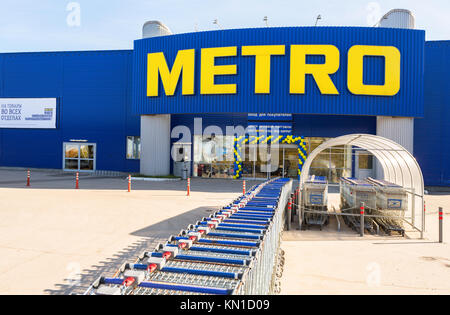 Samara, Russland - 12. Oktober 2017: Metro Cash&Carry Samara zu speichern. Die Metro Group ist ein weltweit agierendes, diversifiziertes Retail Group in Düsseldorf auf der Grundlage Stockfoto