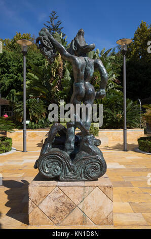 Griechischen mythologischen Helden Perseus Enthauptung Medusa, eine von Salvador Dali die Skulpturen in der Avenida del Mar, Marbella, Spanien Stockfoto