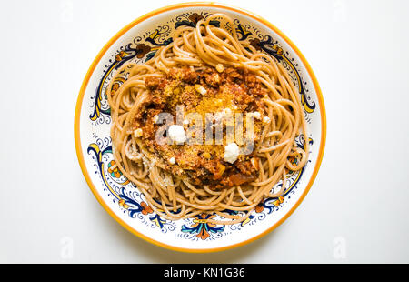 Spaghetti Bolognese in einem phantastischen italienischen Schüssel Stockfoto