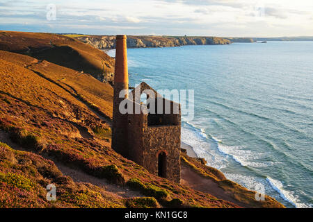 Alte Zinnmine in der Nähe von st. Agnes an der Küste von Cornwall, England, Großbritannien, Großbritannien. Stockfoto