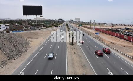 Lima, Peru - November 2., 2017: Verkehr auf der Panamericana Sur Autobahn südlich von Lima, Peru. Stockfoto