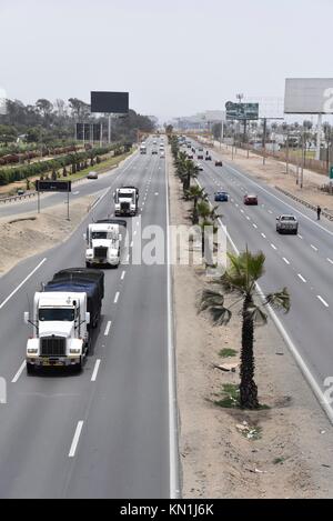 Lima, Peru - November 2., 2017: Verkehr auf der Panamericana Sur Autobahn südlich von Lima, Peru. Stockfoto