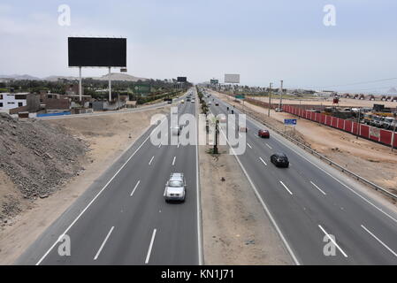 Lima, Peru - November 2., 2017: Verkehr auf der Panamericana Sur Autobahn südlich von Lima, Peru. Stockfoto