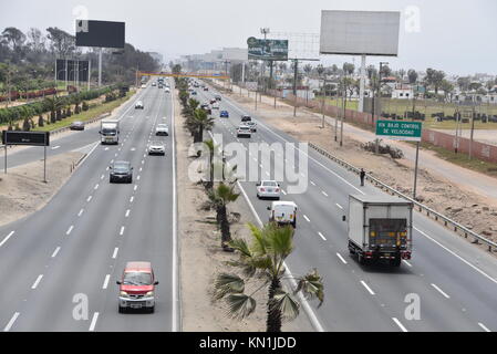 Lima, Peru - November 2., 2017: Verkehr auf der Panamericana Sur Autobahn südlich von Lima, Peru. Stockfoto