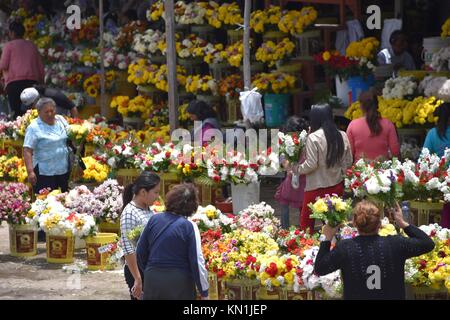 Lima, Peru - November 2., 2017: Blumen zum Verkauf in der Nähe des Parque del Unsere Niederlassung Friedhof vor der Tag der Toten. Lima, Peru Stockfoto