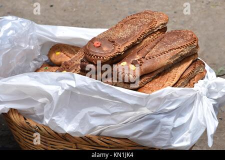 Lima, Peru - November 2., 2017: traditionellen Peruanischen Brot der Toten (Pan Wawita), die auf den Verkauf außerhalb der Parque del Unsere Niederlassung Friedhof am Tag der Stockfoto