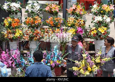 Lima, Peru - November 2., 2017: Blumen zum Verkauf in der Nähe des Parque del Unsere Niederlassung Friedhof vor der Tag der Toten. Lima, Peru Stockfoto