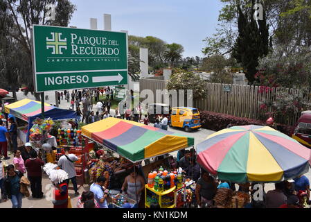 Lima, Peru - November 2., 2017: Menschenmassen versammeln Hinsicht an den Gräbern ihrer Lieben im Parque del Unsere Niederlassung Friedhof zu zahlen Stockfoto