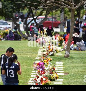 Lima, Peru - November 2., 2017: Menschenmassen versammeln Hinsicht an den Gräbern ihrer Lieben im Parque del Unsere Niederlassung Friedhof zu zahlen Stockfoto