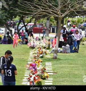 Lima, Peru - November 2., 2017: Menschenmassen versammeln Hinsicht an den Gräbern ihrer Lieben im Parque del Unsere Niederlassung Friedhof zu zahlen Stockfoto