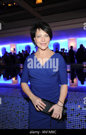 Die Schauspielerin Janina Hartwig lächelt beim traditionellen Adventsessen der ARD im Bayerischen Hof in München, 08 Deutschland 2017. Foto: Ursula Düren/dpa Stockfoto