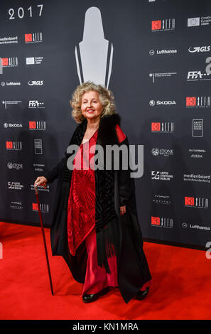 Berlin, Deutschland. 9 Dez, 2017. Schauspielerin Hanna Schygulla kommt für den 30. Europäischen Filmpreis in Berlin, Deutschland, 9. Dezember 2017. Foto: Jens Kalaene/dpa/Alamy leben Nachrichten Stockfoto