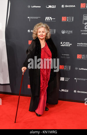 Berlin, Deutschland. 9 Dez, 2017. Schauspielerin Hanna Schygulla kommt für den 30. Europäischen Filmpreis in Berlin, Deutschland, 9. Dezember 2017. Foto: Jens Kalaene/dpa/Alamy leben Nachrichten Stockfoto