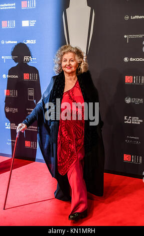 Berlin, Deutschland. 9 Dez, 2017. Schauspielerin Hanna Schygulla kommt für den 30. Europäischen Filmpreis in Berlin, Deutschland, 9. Dezember 2017. Foto: Jens Kalaene/dpa/Alamy leben Nachrichten Stockfoto