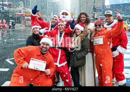 New York, USA, 9. Dez 2017. Menschen an Weihnachten - Ähnliche Kostüme unter einem Schneesturm stellen bei einem festlichen antacon' Masse sammeln. Foto von Enrique Ufer/Alamy leben Nachrichten Stockfoto