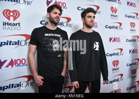 Andrew Taggart und Alex Pall des Chainsmokers nehmen an der Z 100 Jingle Ball 2017 Presse am 8. Dezember 2017 in New York City. Stockfoto