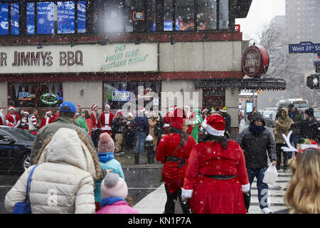 New York, New York, New York, USA. 9 Dez, 2017. US New York, New York, 09, Dezember, 2017, SantaCon beginnt, Teilnehmer an Farley Post 8. Ave und der 33. Straße für den jährlichen SantaCon bar Kriechen und die Nächstenliebe. Credit: Mark J Sullivan/ZUMA Draht/Alamy leben Nachrichten Stockfoto