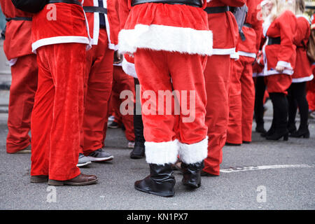 London, Großbritannien. 9. Dezember 2017. Die jährlichen London Santacon zieht Hunderte von Santas an Central London. Stockfoto