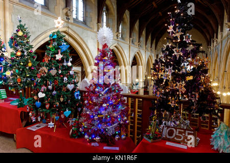 Münster, Warminster, Wiltshire, UK. 9. Dezember 2017. Das Münster Kirche St. verweigern in der Church Street, Warminster, Wiltshire, ist mit 100 Weihnachtsbäume am 10. Jahrestag Christmas Tree Festival. © Andrew Harker/Alamy Leben Nachrichten geschmückt Stockfoto