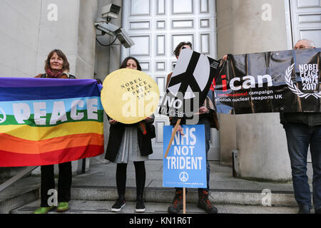 London, Großbritannien. 09 Dez, 2017. 9 Dez, 2017. ICAN UK, Medact und CND halten eine sterben - in außerhalb des Bundesministeriums der Verteidigung, London, die Aufmerksamkeit auf die willkürliche Natur der nuklearen Waffen zu ziehen. Penelope Barritt/Alamy Live News Credit: Penelope Barritt/Alamy leben Nachrichten Stockfoto