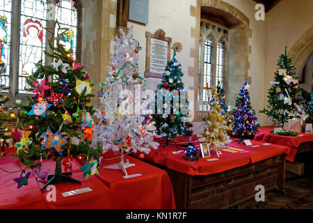 Münster, Warminster, Wiltshire, UK. 9. Dezember 2017. Das Münster Kirche St. verweigern in der Church Street, Warminster, Wiltshire, ist mit 100 Weihnachtsbäume am 10. Jahrestag Christmas Tree Festival. © Andrew Harker/Alamy Leben Nachrichten geschmückt Stockfoto