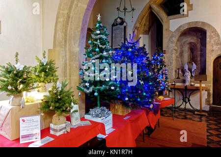 Münster, Warminster, Wiltshire, UK. 9. Dezember 2017. Das Münster Kirche St. verweigern in der Church Street, Warminster, Wiltshire, ist mit 100 Weihnachtsbäume am 10. Jahrestag Christmas Tree Festival. © Andrew Harker/Alamy Leben Nachrichten geschmückt Stockfoto