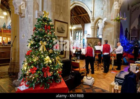 Münster, Warminster, Wiltshire, UK. 9. Dezember 2017. Das Münster Kirche St. verweigern in der Church Street, Warminster, Wiltshire, ist mit 100 Weihnachtsbäume am 10. Jahrestag Christmas Tree Festival. © Andrew Harker/Alamy Leben Nachrichten geschmückt Stockfoto