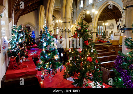 Münster, Warminster, Wiltshire, UK. 9. Dezember 2017. Das Münster Kirche St. verweigern in der Church Street, Warminster, Wiltshire, ist mit 100 Weihnachtsbäume am 10. Jahrestag Christmas Tree Festival. © Andrew Harker/Alamy Leben Nachrichten geschmückt Stockfoto