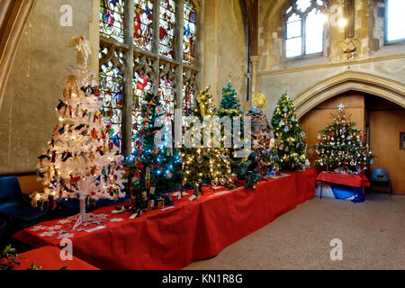 Münster, Warminster, Wiltshire, UK. 9. Dezember 2017. Das Münster Kirche St. verweigern in der Church Street, Warminster, Wiltshire, ist mit 100 Weihnachtsbäume am 10. Jahrestag Christmas Tree Festival. © Andrew Harker/Alamy Leben Nachrichten geschmückt Stockfoto