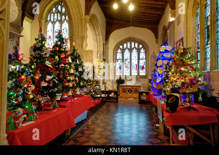 Münster, Warminster, Wiltshire, UK. 9. Dezember 2017. Das Münster Kirche St. verweigern in der Church Street, Warminster, Wiltshire, ist mit 100 Weihnachtsbäume am 10. Jahrestag Christmas Tree Festival. © Andrew Harker/Alamy Leben Nachrichten geschmückt Stockfoto