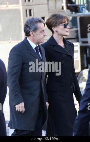 Paris, Frankreich. 9 Dez, 2017. Der ehemalige französische Präsident Nicolas Sarkozy und Carla Bruni Sarkozy während Johnny Hallyday Beerdigungen an der Eglise de la Madeleine. Credit: SOPA/ZUMA Draht/Alamy leben Nachrichten Stockfoto