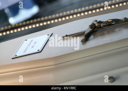 Paris, Frankreich. 9 Dez, 2017. Ein Blick auf den Sarg während Johnny Hallyday Beerdigungen an der Eglise de la Madeleine. Credit: SOPA/ZUMA Draht/Alamy leben Nachrichten Stockfoto