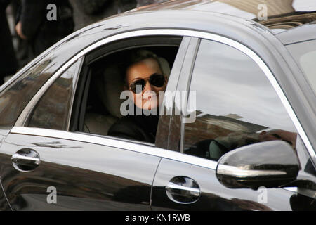 Paris, Frankreich. 9 Dez, 2017. Laeticia Hallyday während Johnny Hallyday Beerdigungen an der Eglise de la Madeleine. Credit: SOPA/ZUMA Draht/Alamy leben Nachrichten Stockfoto