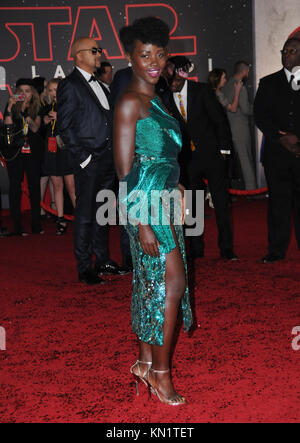 Dezember 2017 – Los Angeles, CA, USA – 09. Dezember 2017 – Los Angeles, Kalifornien – Lupita Nyong'o. Premiere von Disney Pictures und Lucasfilms „Star Wars: The Last Jedi“ im Shrine Auditorium in Los Angeles Photo Credit: Birdie Thompson/AdMedia Stockfoto