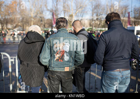 Beliebt zum Gedenken an den Tod des französischen Sänger Johnny Hallyday in Paris: Ventilatoren mit Scharen von Johnny Hallyday Jacke Stockfoto