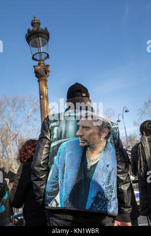 Beliebt zum Gedenken an den Tod des französischen Sänger Johnny Hallyday in Paris: Ventilatoren mit Scharen von Johnny Hallyday Jacke Stockfoto