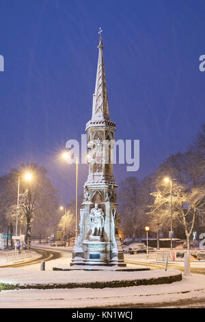 Banbury Cross am frühen Morgen im Schnee bei Sonnenaufgang. Oxfordshire, England Stockfoto