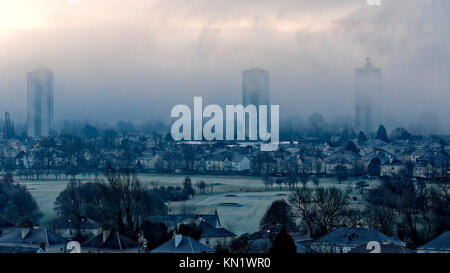 Glasgow, Schottland, Vereinigtes Königreich 10. Dezember. UK Wetter: Einfrieren Nacht Temperaturen Nebel und weißen Grüns auf knightswood Golfkurs, Ansätze, die Türme von scotstoun. Credit: Gerard Fähre / alamy Leben Nachrichten Stockfoto