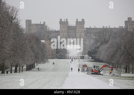 Windsor, Großbritannien. 10. Dezember, 2017. Anwohner machen Sie einen Spaziergang im Schnee auf die Lange vor Schloss Windsor in Windsor Great Park entfernt. Credit: Mark Kerrison/Alamy leben Nachrichten Stockfoto