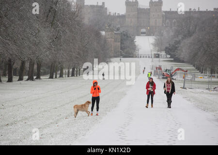 Windsor, Großbritannien. 10. Dezember, 2017. Anwohner mit Hunden und Läufer heraus früh im Schnee auf dem langen Spaziergang vor Schloss Windsor in Windsor Great Park. Credit: Mark Kerrison/Alamy leben Nachrichten Stockfoto