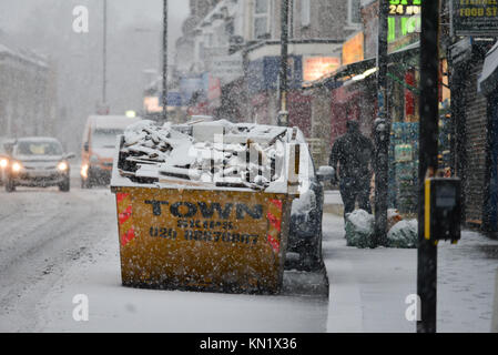 Wood Green, London, UK. 10. Dezember 2017. Schnee fällt im Norden von London. Quelle: Matthew Chattle/Alamy leben Nachrichten Stockfoto