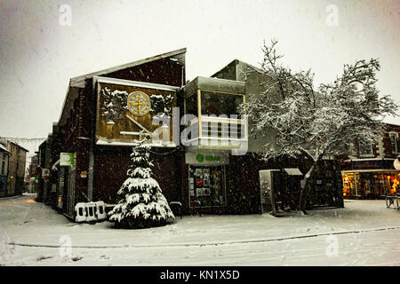 LEOMINSTER - Dezember 10: Nach 4 Stunden Schnee Leominster ist unter einer dicken Schneedecke in fast Blizzard. Ungefähr 4 Zoll hat auf dem Boden nieder. Quelle: Jim Holz/Alamy leben Nachrichten Stockfoto