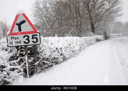 Titley, Herefordshire, UK - Dezember 2017 - Gefahr Bend Road Sign - Schnee weiterhin auf die ländlichen B 4355 Straße zwischen Kington Herefordshire und Presteigne Powys fallen nach vielen Stunden Schneefall über Nacht. Die Straßenverhältnisse sind gefährlich. Foto Steven Mai/Alamy leben Nachrichten Stockfoto