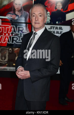 Los Angeles, USA. 09 Dez, 2017. Anthony Daniels besucht die Premiere von Disney Pictures und Lucasfilm's Star Wars: Der letzte Jedi' im Shrine Auditorium am 9. Dezember 2017 in Los Angeles, Kalifornien Quelle: Tsuni/USA/Alamy leben Nachrichten Stockfoto