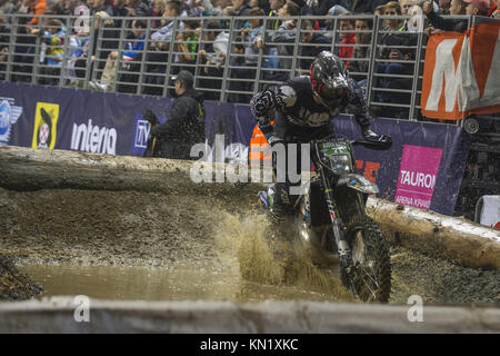 Krakau, Polen. 9 Dez, 2017. Deutsche Fahrer Kevin Gallas konkurriert Bei der GP Polen Super Enduro Weltmeisterschaft in Tauron Arena. Credit: Omar Marques/SOPA/ZUMA Draht/Alamy leben Nachrichten Stockfoto