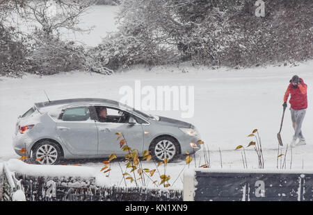 Cannock Chase, UK. 10 Dez, 2017. Über Nacht Schnee hat Unterbrechung auf örtlichen Straßen in Cannock Chase Gebiet zu reisen. Die Prognose ist für Schnee den ganzen Tag. Credit: Daniel James Armishaw/Alamy leben Nachrichten Stockfoto