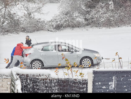 Cannock Chase, UK. 10 Dez, 2017. Über Nacht Schnee hat Unterbrechung auf örtlichen Straßen in Cannock Chase Gebiet zu reisen. Die Prognose ist für Schnee den ganzen Tag. Credit: Daniel James Armishaw/Alamy leben Nachrichten Stockfoto