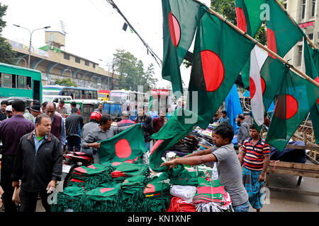 DHAKA, BANGLADESCH - Dezember 10, 2017: Straßenhändler verkaufen nationale Flaggen in Dhaka und rund um die Stadt im Dezember, dem Monat der Sieg. Credit: SK Hasan Ali/Alamy leben Nachrichten Stockfoto